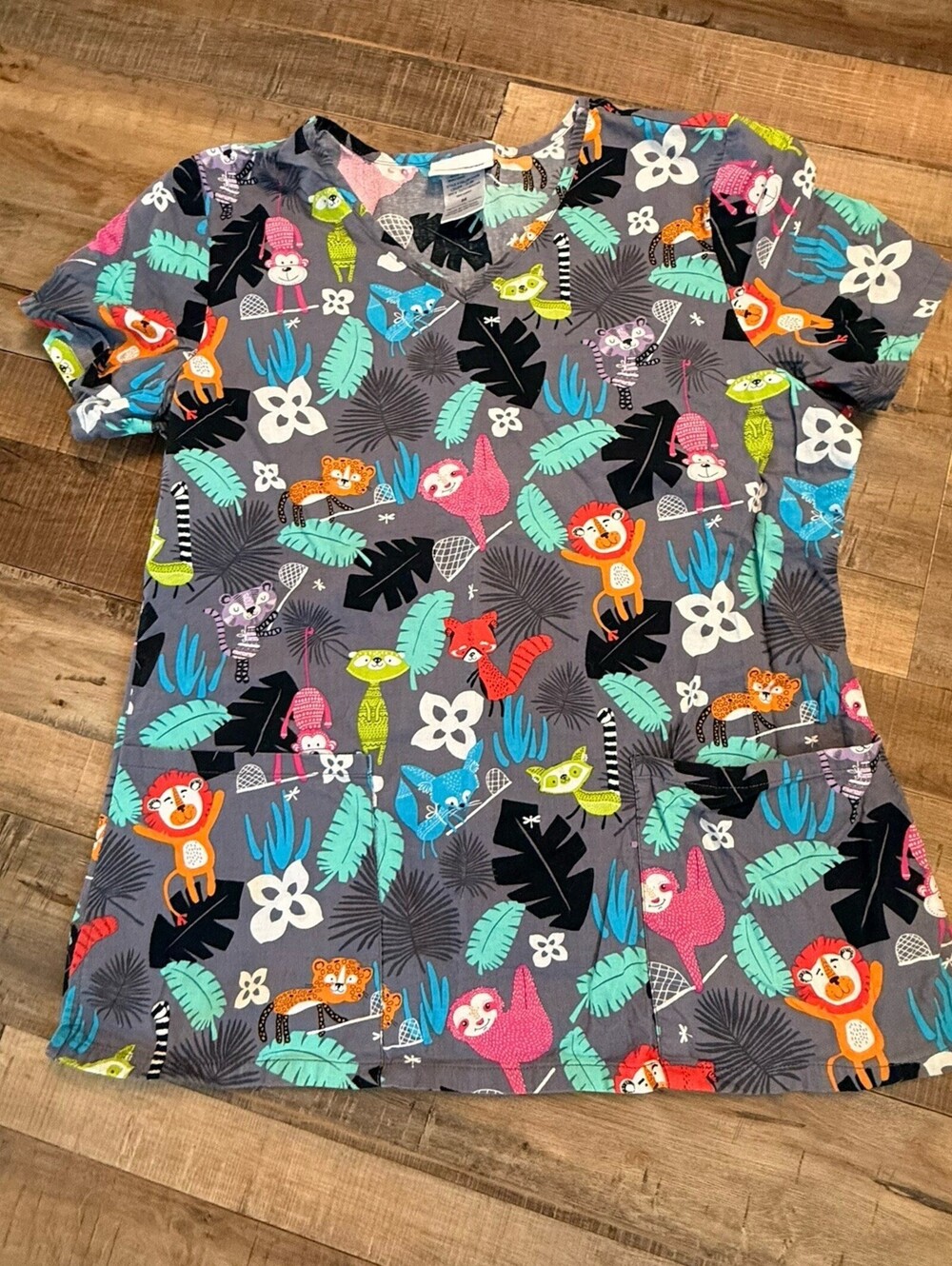 EXCELLENT WOMENS WHIMSICAL‎ SAFARI NOVELTY PRINT SCRUBS TOP  SIZE M